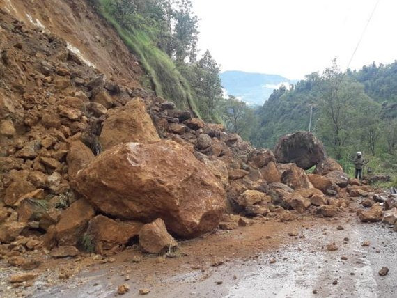 पहिरोका कारण अवरुद्ध राजमार्ग एकतर्फी सञ्चालनमा